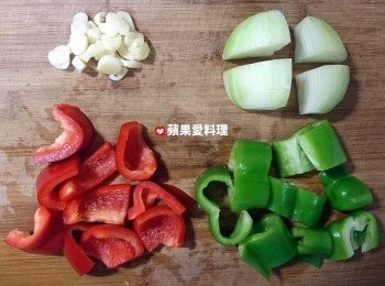 step1: 洋葱、紅椒、青椒切塊，蒜頭切片。