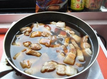 step10: 接著將五花放入鍋中加熱後，放入米酒2大匙、1.5量杯冷水、及素蠔油2大匙、甘露醬油3大匙、黑糖2大匙、冰糖少許(請分次酌量調味製適合自己的鹹度)以中火滾煮