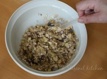 step1: 把燕麥、去殼開心果、紅莓乾及蜜糖混合