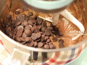 step5: 最後加入苦甜巧克力豆，以刮刀輕輕混拌。