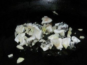 step4: 加入魚皮丁快炒