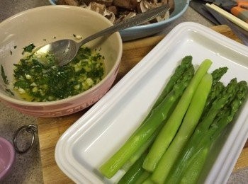 step5: 將露荀沾上香葉汁即成