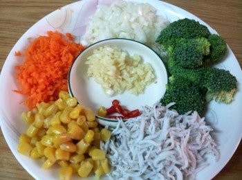 step1: 平底鍋中加入一湯匙油, 加入吻仔魚和一半的蒜末炒至香酥後盛起 ; 同一鍋子中再加入一湯匙油, 倒入蛋液, 炒至半熟狀態盛起 ; 再把洋蔥,紅蘿蔔,玉米加入炒至變軟盛起