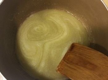 step1: 將無鹽奶油、水、砂糖與鹽
用中小火煮至沸騰後熄火
