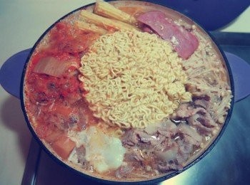 step3: 煮滾至<span class="group_1">食材</span>均熟.放入泡麵及蛋