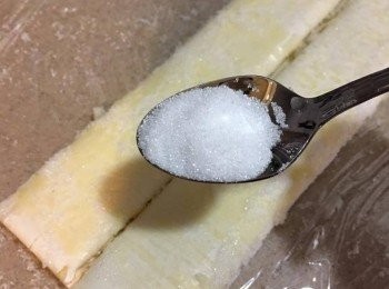 step4: 跟住再向內摺疊，中間要留少少空隙，繼而再灑上砂糖