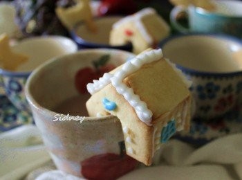 step8: 餅乾160度烘烤15-20分鐘~出爐~在烤盤上停10分鐘~放在網架上放到全涼!即完成 **小房子~要等餅乾全涼才可以組裝!!記得要先用糖霜將屋子先裝飾畫好~待糖霜乾後再蓋房子!!