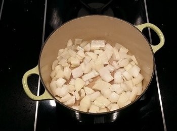 step8: 熱油鍋後,放入洋蔥以中小火做拌炒。