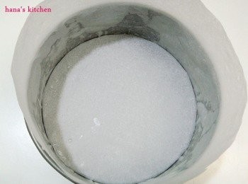 step2: 烤模紙鋪好,高度要比模型還要高.模型外再加上兩層鋁薄紙仔細包好.蛋黃和蛋白分開,