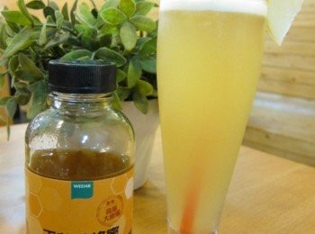 step1: 如果家裡有雪克杯的的，把材料加在一起搖一搖就完成囉，很方便喔^^