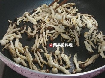 step2: 菇菇開始出水時，用筷子拌炒。