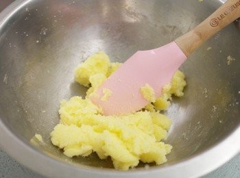 step3: 將奶油及砂糖以電動打蛋器打勻再拌一拌。