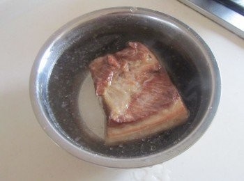 step7: 撈出後放入冷水中浸泡；