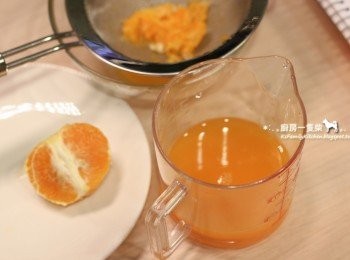 step1: 所有材料秤好，新鮮橘子榨汁後，濾去纖維，取90g橘子汁備用。開烤箱預熱至160度C(約320度F)。