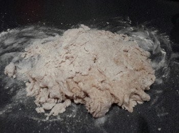 step3: 在枱上灑上高筋麵粉，將麵糰拿出，大力搓約8至10分鐘，至表面平滑及有彈性（因有全麥麵粉，麵糰會較硬身）