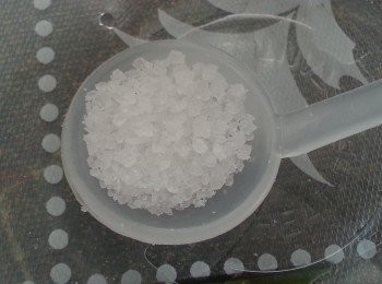 step5: 鹽加入碗中。