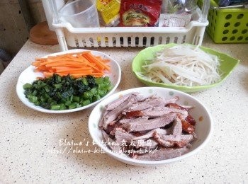 step1: 雪菜浸水30分鐘後切粒 , 銀芽放入加入油及鹽的水中灼3分鐘盛起 , 甘旬去皮切幼條 , 燒鴨去骨後切細條