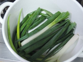 step1: 蔥鋪在鍋底