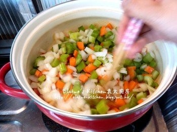 step7: 再加入西芹粒 , 甘旬粒 , 洋蔥粒快炒拌勻