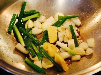 step4: 爆香蔥薑蒜後，加入洋蔥炒至軟