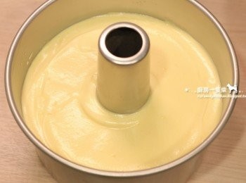 step9: 將麵糊均勻倒入8吋中空蛋糕模中，以刮刀稍微抹平表面。