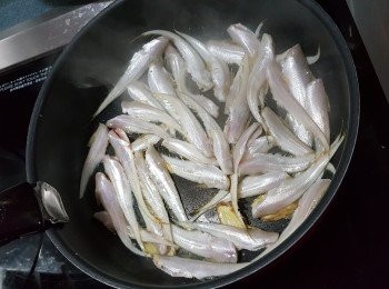 step2: 再用3片薑將魚兩邊煎香