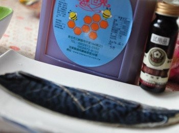 step1: 備料:鲭魚一片、蜂蜜及醋梅膏少許
