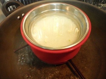 step6: 將白米飯的碗/碟子放到蒸籠/蒸架上, 蓋回鑊蓋直至見到鑊邊吐白煙, 轉到最小火