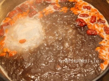 step1: 首先將高湯與水煮滾後加入藥包與紅棗、枸杞一起熬煮約20分鐘。