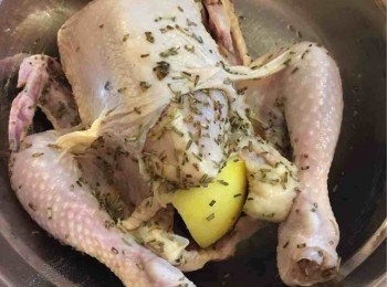 step1: 先把春雞解凍然後洗乾淨。尤其裏頭，內臟要拎走。抹干水份，然後用醃料按摩和把揸干了的檸檬塞入裏頭，醃過夜。