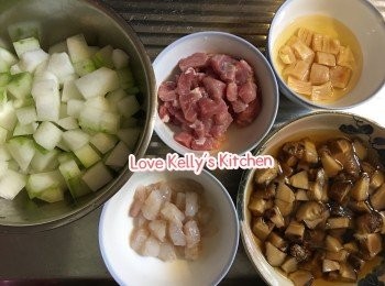 step1: 解凍蝦仁後用少許鹽醃10分鐘(可以去除雪味及令蝦仁更爽)，去蝦腸及洗乾淨備用；