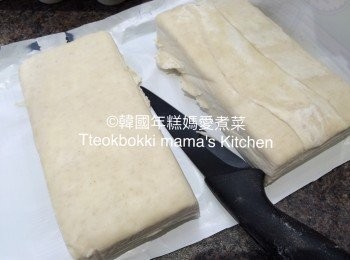 step1: （500g可做到二十個細酥皮卷）待500g的急凍酥皮溶雪後切開一半，預熱焗爐至200度。