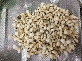 step1: 將生熟薏米洗淨，掠水