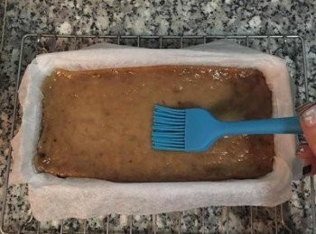 step16: 蒸好後馬上取出，在表面上刷一點點油（豬油、香油或沙拉油都可）；放涼。