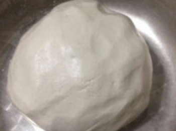 step3: 麵團揉至光滑，分成4個小劑，手掌抹點沙拉油把每個小劑子搓成條狀。