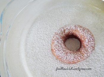 step10: 让甜甜圈稍微冷却一些后再沾上砂糖或糖份。