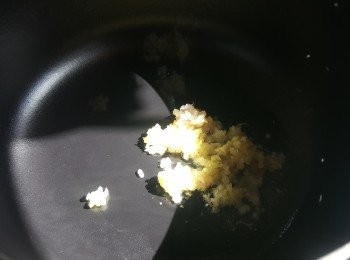 step3: 燒熱鍋子，加入少許油後，放入蒜蓉及紅蔥蓉炒香。