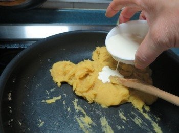 step5: 加入淡忌廉炒至滑身,放入雪櫃雪2小時待紫薯較為硬身(亦可以拌勻後用蒸的方法，大火蒸10分鐘）(唧花時如覺得太硬身難唧可略加少許淡忌廉拌勻）