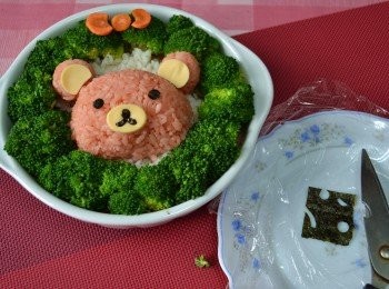 step5: 耳朵的起司(用小湯匙在起司片上壓出形狀)嘴巴上的起司(用粗吸管壓出形狀)~海苔剪出眼睛鼻子(如圖)。