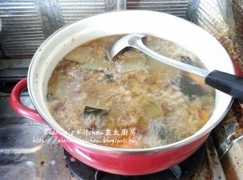 step5: 1小時後加入碎冰糖拌勻 , 轉用中火煲至冰糖溶掉