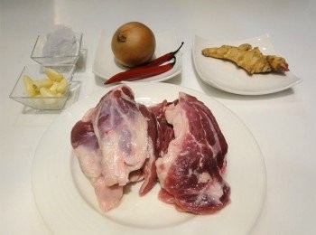 step1: 豬膠原腱肉洗淨，放入沸水中汆燙，取出沖洗備用。