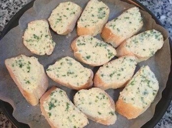 step1: 長棍麵包抹上蒜味奶油抹醬，用160度烤5-6分鐘。
蒜味奶油抹醬連結： 
蒜味奶油抹醬https://cook1cook.com/recipe/29708