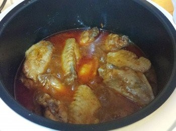 step5: 加入蜜糖及芝麻拌勻後，關掉電飯煲，焗5分鐘。