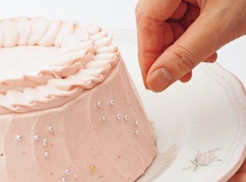 step11: 將蛋糕的盤子傾斜，在側面撒上銀珠糖球