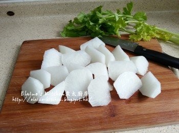 step2: 甘旬去皮切件 , 洋蔥去皮切件 , 蕃茄洗淨切件 , 白蘿蔔去皮切件