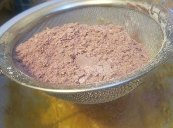 step6: － 把粉類分幾次拌入麵糊，之後搓成糰