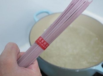 step4: 要來煮美麗的紫心地瓜麵條囉^^" 一綑約1人份...這次使用了三綑!!!!! 水滾後直接將麵條上的紙條解開將麵放入水中~~