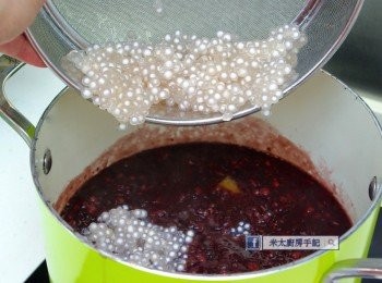 step5: 待黑糯米和紅豆煮好後，放入片糖、鹽和西米攪勻，關蓋以中火煮8分鐘至西米全熟和糖全溶。