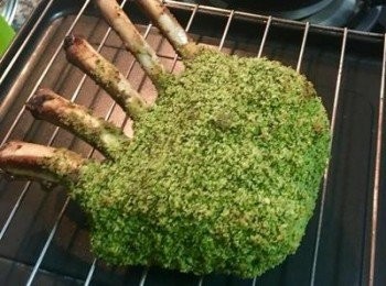 step6: 靜置3分鐘後再延著骨頭間分切，擺盤,並放上自己喜愛的<span class="group_2">配菜</span>。
(所有<span class="group_2">配菜</span>都是趁羊排在烤箱裡時完成，一點時間都不浪費喔～)