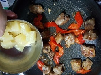 step7: 再加入菠蘿炒勻即可